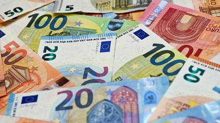 Eurobanknoten liegen auf einem Tisch. 