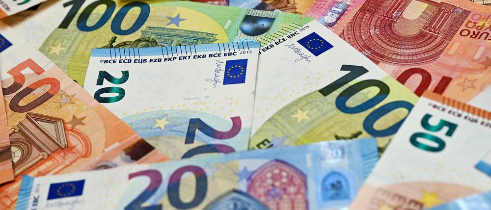 Eurobanknoten liegen auf einem Tisch. 