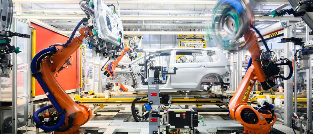 Die Autoindustrie ist ein wichtiger Abnehmer für Robotik und Automatisierung - und derzeit in einer Schwächephase. (Archivbild)