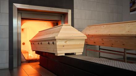 Ein Sarg wird in einem Krematorium verbrannt. (Symbolbild)