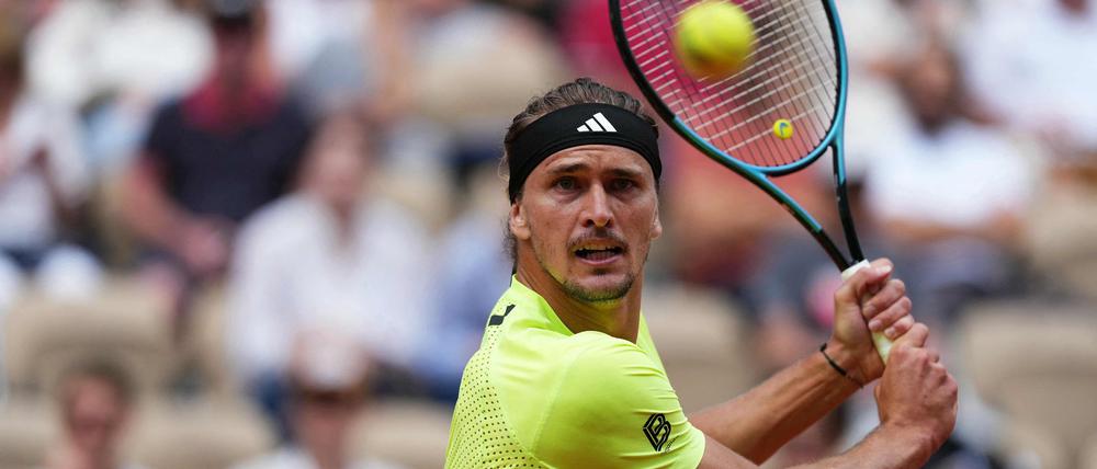 Alexander Zverev hat beim Achtelfinale in Paris nicht nur mit dem Gegner zu kämpfen.