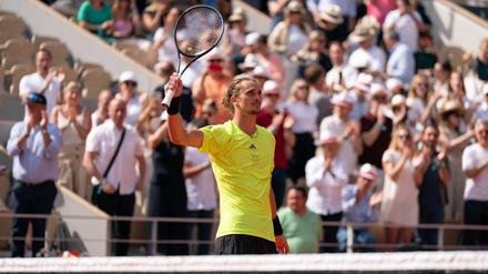 Zverev bedankt sich nach seinem Sieg in der vierten Runden bei seinen Fans. 