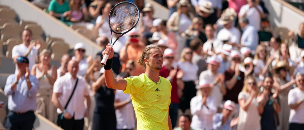 Zverev bedankt sich nach seinem Sieg in der vierten Runden bei seinen Fans.