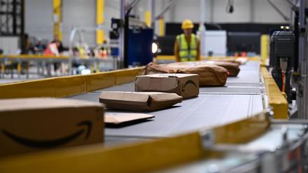 Pakete von Amazon laufen über ein Sortierband - ein Teil der auf amazon.de bestellten Pakete kommen direkt von Amazon, andere von Marktplatz-Firmen. 