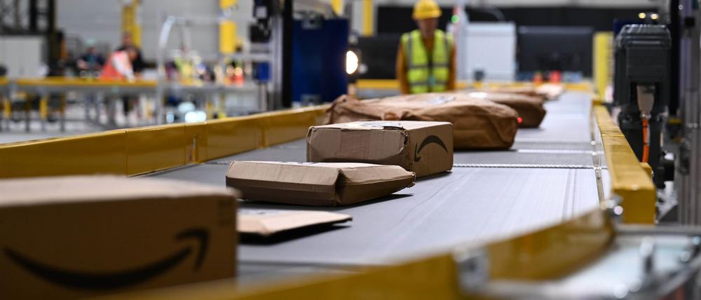 Pakete von Amazon laufen über ein Sortierband - ein Teil der auf amazon.de bestellten Pakete kommen direkt von Amazon, andere von Marktplatz-Firmen.