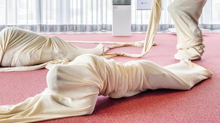 Lygia Clarks Performance „Túnel“  von 1968 in einer Wiederaufführung der Neuen Nationalgalerie.