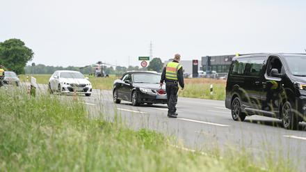 Bundespolizisten arbeiten an einer temporären Kontrollstelle an der Bundesstraße 213 (B213).
