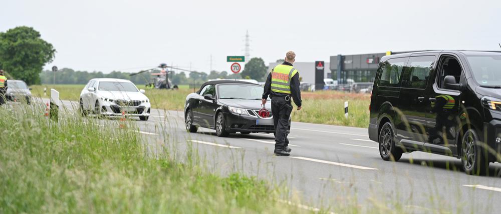 Bundespolizisten arbeiten an einer temporären Kontrollstelle an der Bundesstraße 213 (B213).