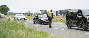 Bundespolizisten arbeiten an einer temporären Kontrollstelle an der Bundesstraße 213 (B213).