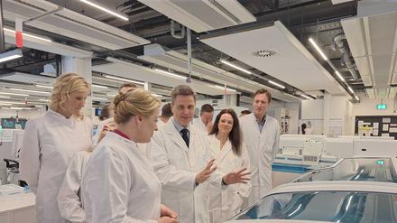 Der Roche-CEO Thomas Schinecker erklärt Berlins Wirtschaftssenatorin Franziska Giffey (SPD), was innerhalb des neuen Geräts bei Labor Berlin passiert.