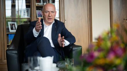 Berlins Regierender Bürgermeister Kai Wegner (CDU) lässt beim Tag der offenen Tür Besucher auch mal in sein Amtszimmer. (Archivbild)