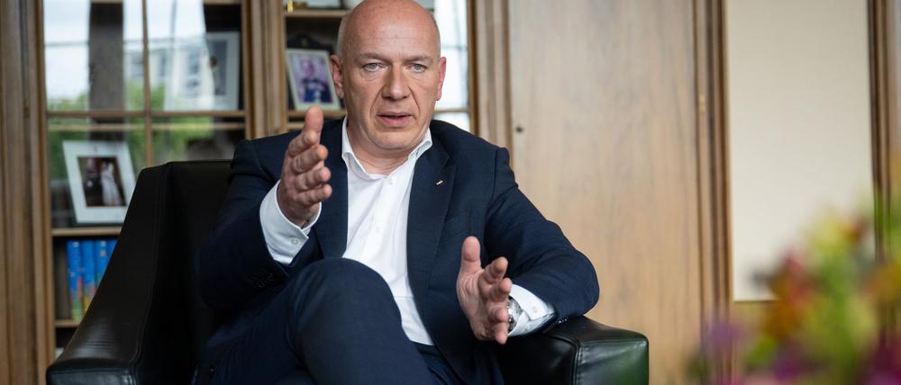 Berlins Regierender Bürgermeister Kai Wegner (CDU) lässt beim Tag der offenen Tür Besucher auch mal in sein Amtszimmer. (Archivbild)