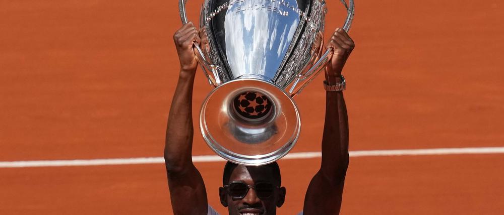 PSG-Star Ousmane Dembélé präsentiert bei den French Open den Champions-League-Pokal.