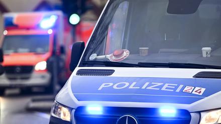Ein Polizeiauto und ein Rettungswagen mit Blaulicht. (Symbolbild)