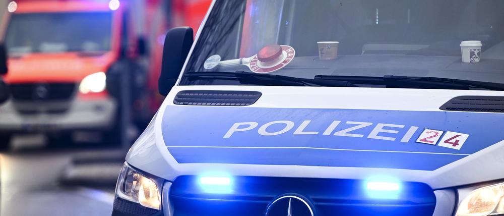 Ein Polizeiauto und ein Rettungswagen mit Blaulicht. (Symbolbild)