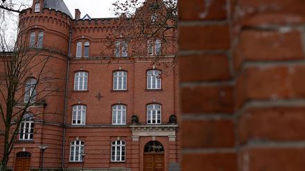 Ein ehemaliger Pfleger eines Wohnheims ist nach dem Tod einer Bewohnerin vom Landgericht Neuruppin zu einer Haftstrafe verurteilt worden (Archivbild).