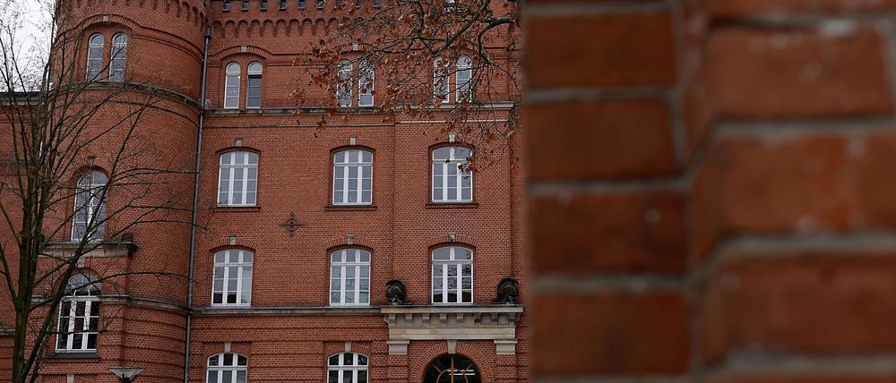 Ein ehemaliger Pfleger eines Wohnheims ist nach dem Tod einer Bewohnerin vom Landgericht Neuruppin zu einer Haftstrafe verurteilt worden (Archivbild).