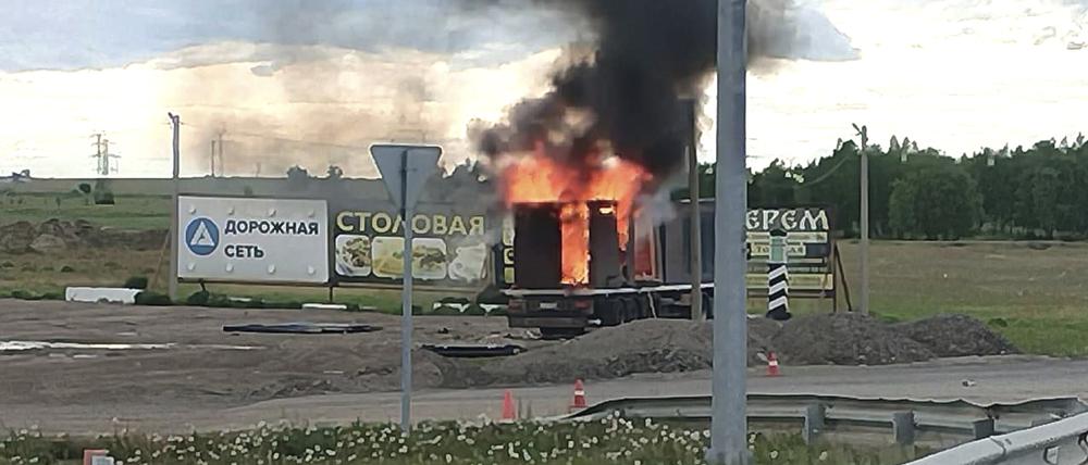Dieses vom Gouverneur der Region Irkutsk veröffentlichte Foto zeigt einen Lastwagen, der offenbar zum Abwurf ukrainischer Drohnen verwendet wurde und in der Region Irkutsk brennt.