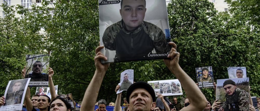 In der Region Tschernihiw, Ukraine, zeigen am 26. Mai 2025 Angehörige von ukrainischen Soldaten, die sich in russischer Gefangenschaft befinden oder als vermisst gelten.