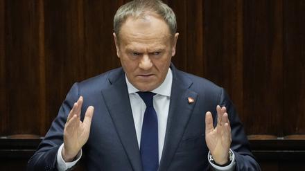 Der polnische Ministerpräsident Donald Tusk spricht im Sejm, dem Unterhaus des Parlaments, in Warschau.
