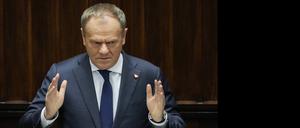 Der polnische Ministerpräsident Donald Tusk spricht im Sejm, dem Unterhaus des Parlaments, in Warschau.