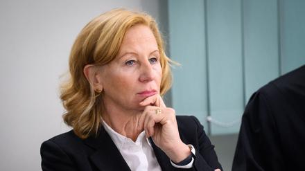 ARCHIV - 15.01.2025, Berlin: Patricia Schlesinger, ehemalige Intendantin des RBB, sitzt beim Prozess am Landgericht Berlin, wo über eine Klage der fristlos entlassenen Ex-Intendantin Schlesinger gegen den öffentlich-rechtlichen Sender RBB verhandelt wird. Die Generalstaatsanwaltschaft Berlin hat nach langen Ermittlungen das Verfahren gegen Schlesinger eingestellt. (zu dpa: «Keine Einigung zwischen RBB und Ex-Intendantin Schlesinger») Foto: Bernd von Jutrczenka/dpa +++ dpa-Bildfunk +++