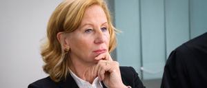 ARCHIV - 15.01.2025, Berlin: Patricia Schlesinger, ehemalige Intendantin des RBB, sitzt beim Prozess am Landgericht Berlin, wo über eine Klage der fristlos entlassenen Ex-Intendantin Schlesinger gegen den öffentlich-rechtlichen Sender RBB verhandelt wird. Die Generalstaatsanwaltschaft Berlin hat nach langen Ermittlungen das Verfahren gegen  Schlesinger eingestellt. (zu dpa: «Keine Einigung zwischen RBB und Ex-Intendantin Schlesinger») Foto: Bernd von Jutrczenka/dpa +++ dpa-Bildfunk +++