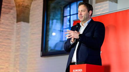 Lars Klingbeil (SPD), Bundesminister der Finanzen, Vizekanzler und SPD-Bundesvorsitzender, spricht während einer Veranstaltung in Lüneburg.