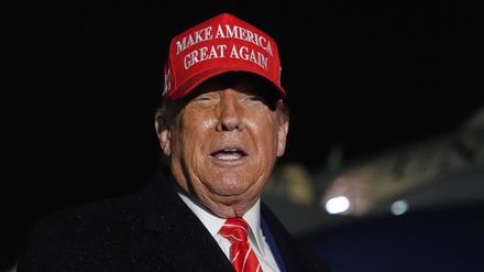 US-Präsident Donald Trump spricht im Regen zu Reportern, nachdem er mit der Air Force One auf der Joint Base Andrews in Maryland angekommen ist (Archivbild).