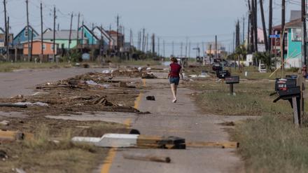 Ein Anwohner geht an Trümmern nach dem Hurrikan Beryl in Surfside Beach, Texas, vorbei (Symbolbild).