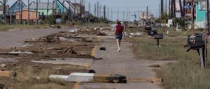 Ein Anwohner geht an Trümmern nach dem Hurrikan Beryl in Surfside Beach, Texas, vorbei (Symbolbild).