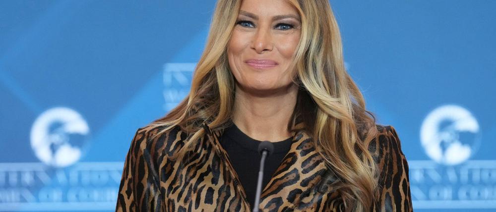 Auch US-First-Lady Melania Trump () trägt mal Leopard - hier bei einer Preisverleihung Anfang April in Washington. (Archivbild)