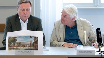 Uni-Präsident Oliver Günther (l) bei der Vorstellung der Pläne mit SAP-Mitbegründer Hasso Plattner. 