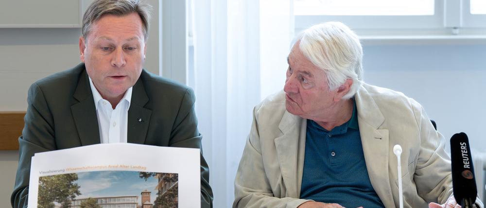 Uni-Präsident Oliver Günther (l) bei der Vorstellung der Pläne mit SAP-Mitbegründer Hasso Plattner. 