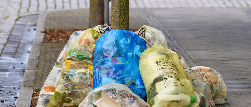 Müll aus Haushalten am Straßenrand - der größte Posten bei den Abfällen entsteht allerdings anderswo. (Archivbild)