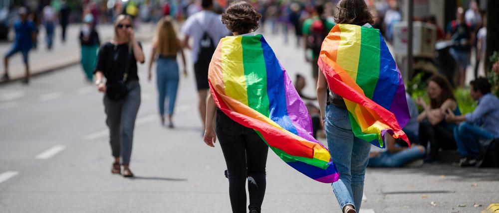 Regenbogenfamilien: Familien, in denen ein gleichgeschlechtliches Paar mit minderjährigen Kindern in einem Haushalt zusammenlebt. (Archivbild)