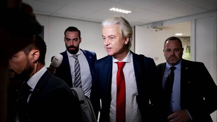 Geert Wilders (PVV) trifft zu den wöchentlichen Koalitionsgesprächen in der Abgeordnetenkammer ein (Symbolbild).