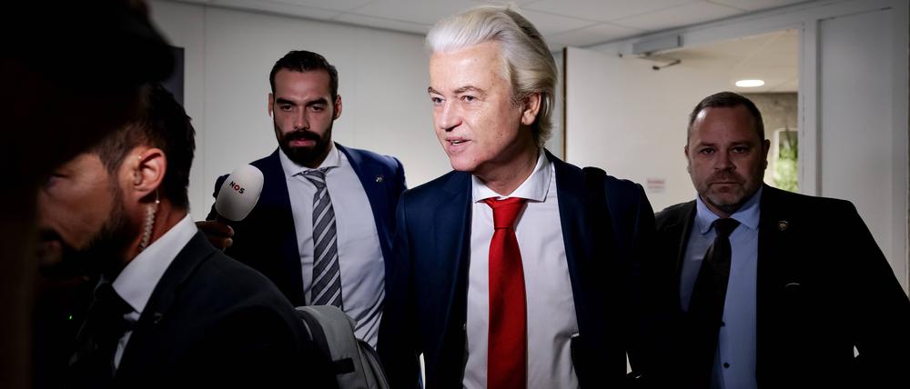 Geert Wilders (PVV) trifft zu den wöchentlichen Koalitionsgesprächen in der Abgeordnetenkammer ein (Symbolbild).