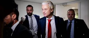 Geert Wilders (PVV) trifft zu den wöchentlichen Koalitionsgesprächen in der Abgeordnetenkammer ein (Symbolbild).