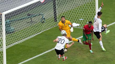 Robin Gosens (Nummer 20) köpft 2021 das 4:1 gegen Portugal und ist auch diesmal wieder in München dabei.