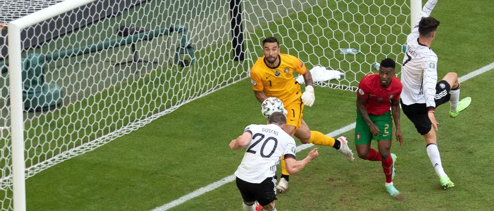 Robin Gosens (Nummer 20) köpft 2021 das 4:1 gegen Portugal und ist auch diesmal wieder in München dabei.