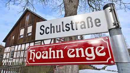 Ein Straßenschild in Lunow, zwischen Barnim und der Uckermark, auf Deutsch und auf Plattdeutsch. 