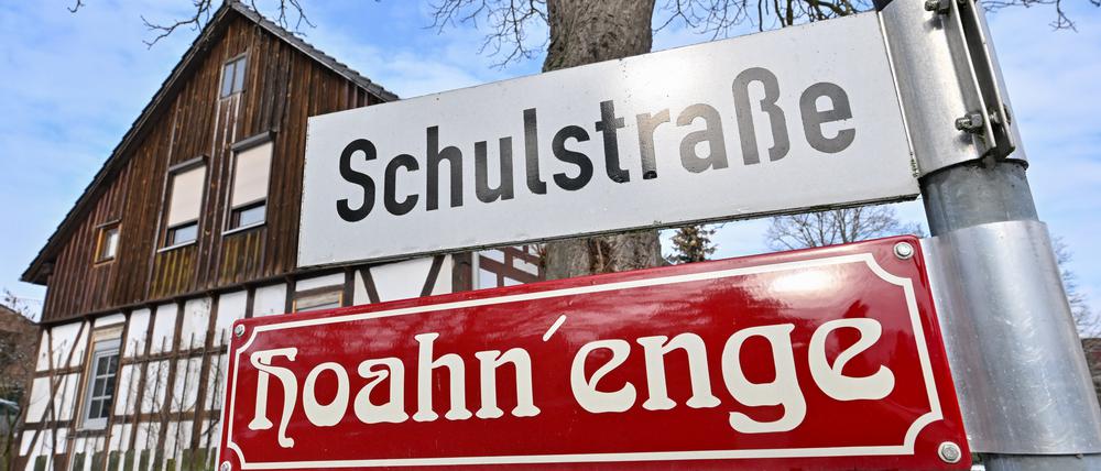 Ein Straßenschild in Lunow, zwischen Barnim und der Uckermark, auf Deutsch und auf Plattdeutsch. 