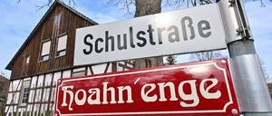 Ein Straßenschild in Lunow, zwischen Barnim und der Uckermark, auf Deutsch und auf Plattdeutsch.