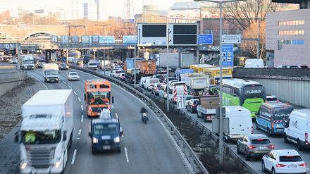 Auf den Autobahnen rund um Berlin dürfte es über Pfingsten voll werden. (Archivbild)