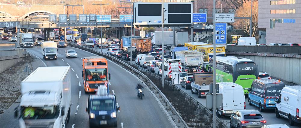 Auf den Autobahnen rund um Berlin dürfte es über Pfingsten voll werden. (Archivbild)