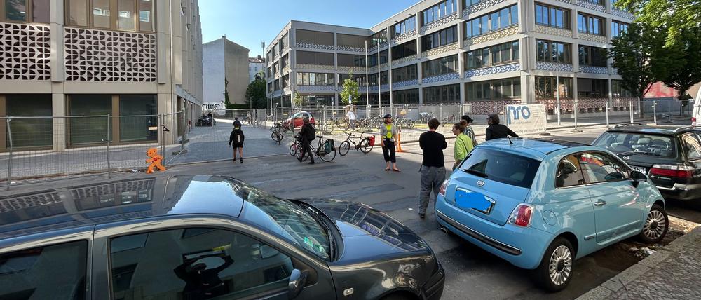 Kein Zebrastreifen vor einer Grundschule in Kreuzberg.