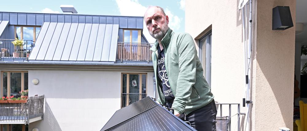 Georg Lösel vom Potsdamer Solarverein will den Ausbau von Balkonkraftwerken voranbringen.