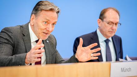 Das Bundeslagebild Cybercrime 2024 stellt BKA-Präsident Holger Münch zusammen mit Bundesinnenminister Alexander Dobrindt (CSU) vor.