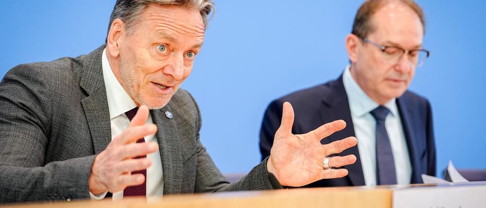 Das Bundeslagebild Cybercrime 2024 stellt BKA-Präsident Holger Münch zusammen mit Bundesinnenminister Alexander Dobrindt (CSU) vor.